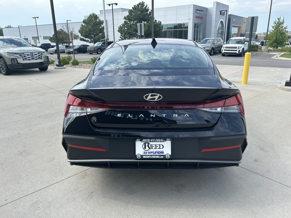 2024 Hyundai Elantra SE 8