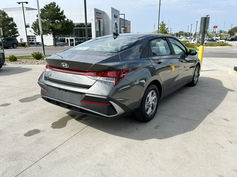 2024 Hyundai Elantra SE 7