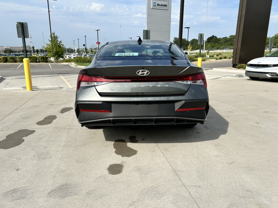 2024 Hyundai Elantra SE 8