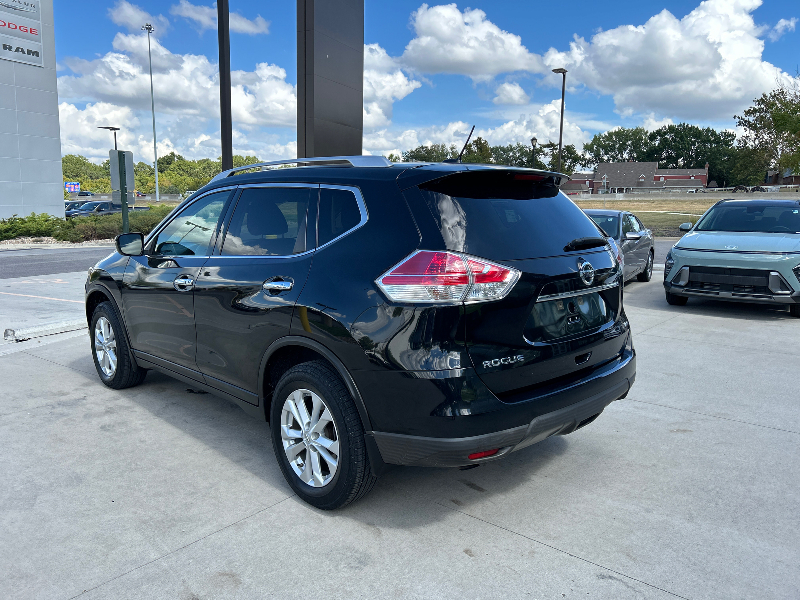 2016 Nissan Rogue SV 11