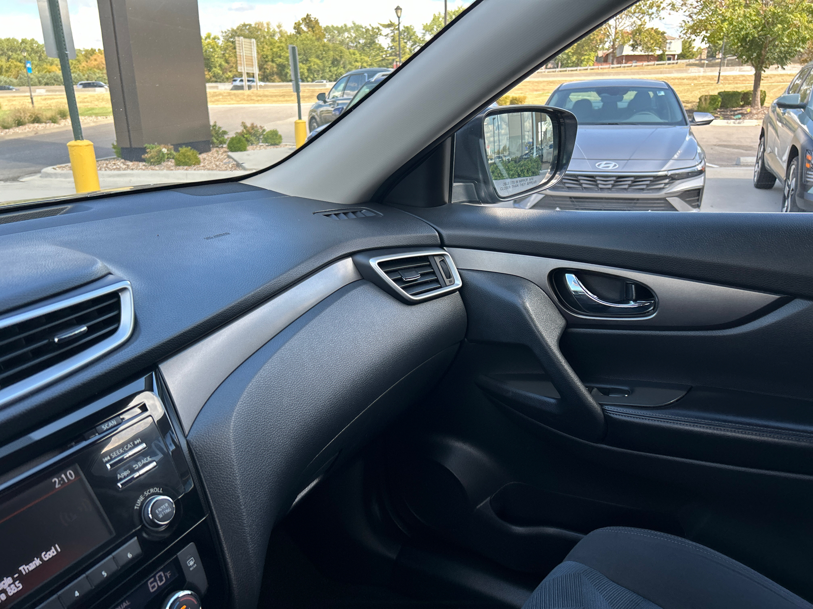 2016 Nissan Rogue SV 33