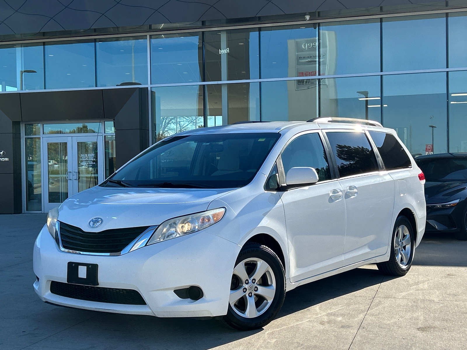 2014 Toyota Sienna LE 8-Passenger 2