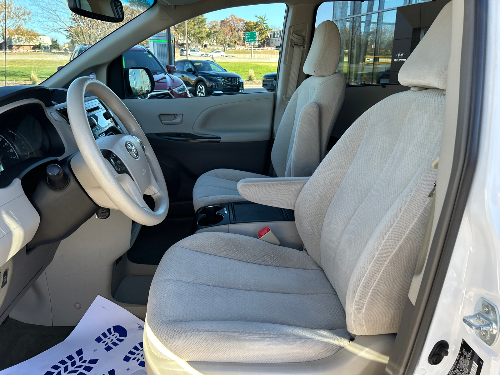 2014 Toyota Sienna LE 8-Passenger 23