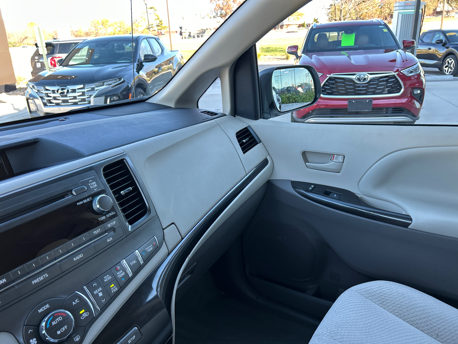 2014 Toyota Sienna LE 8-Passenger 32