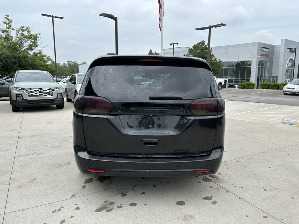 2017 Chrysler Pacifica Limited 8