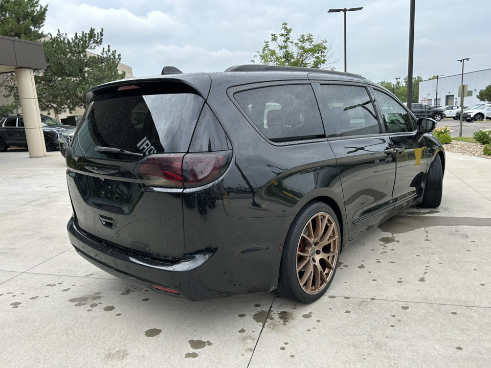 2017 Chrysler Pacifica Limited 9