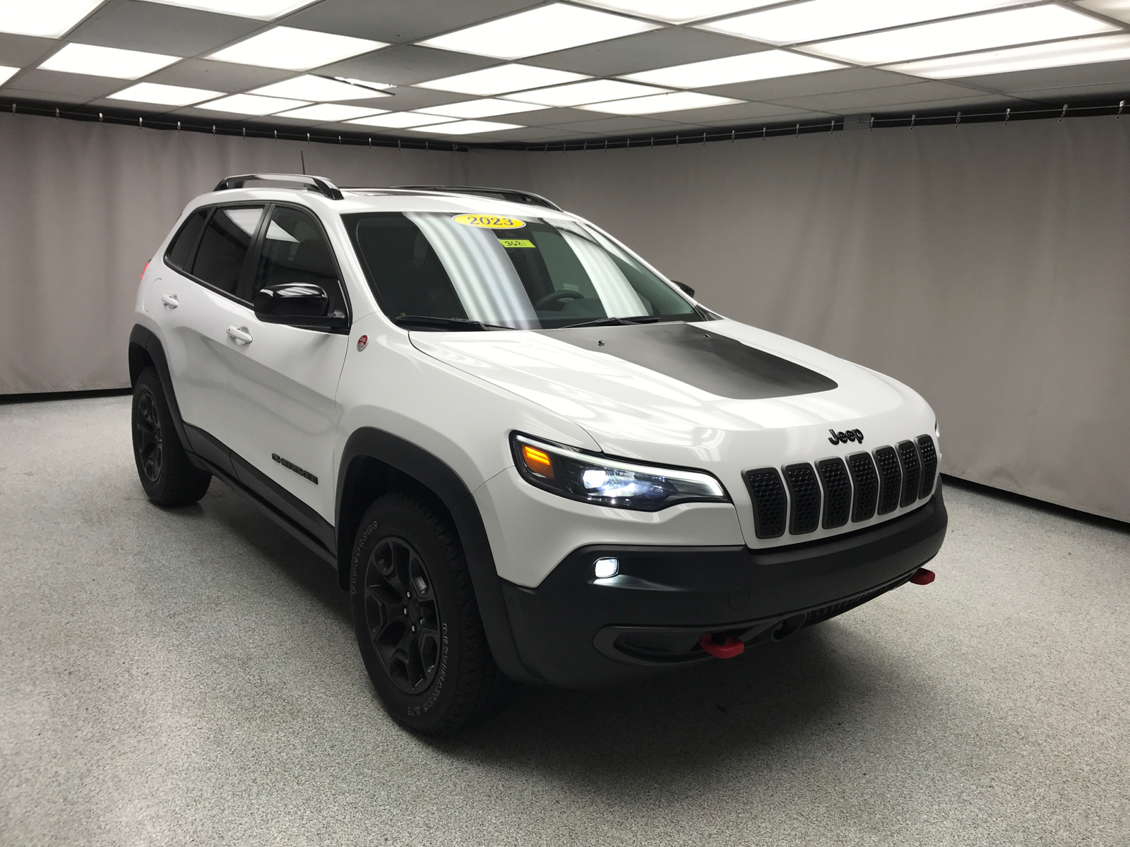 2023 Jeep Cherokee Trailhawk 24