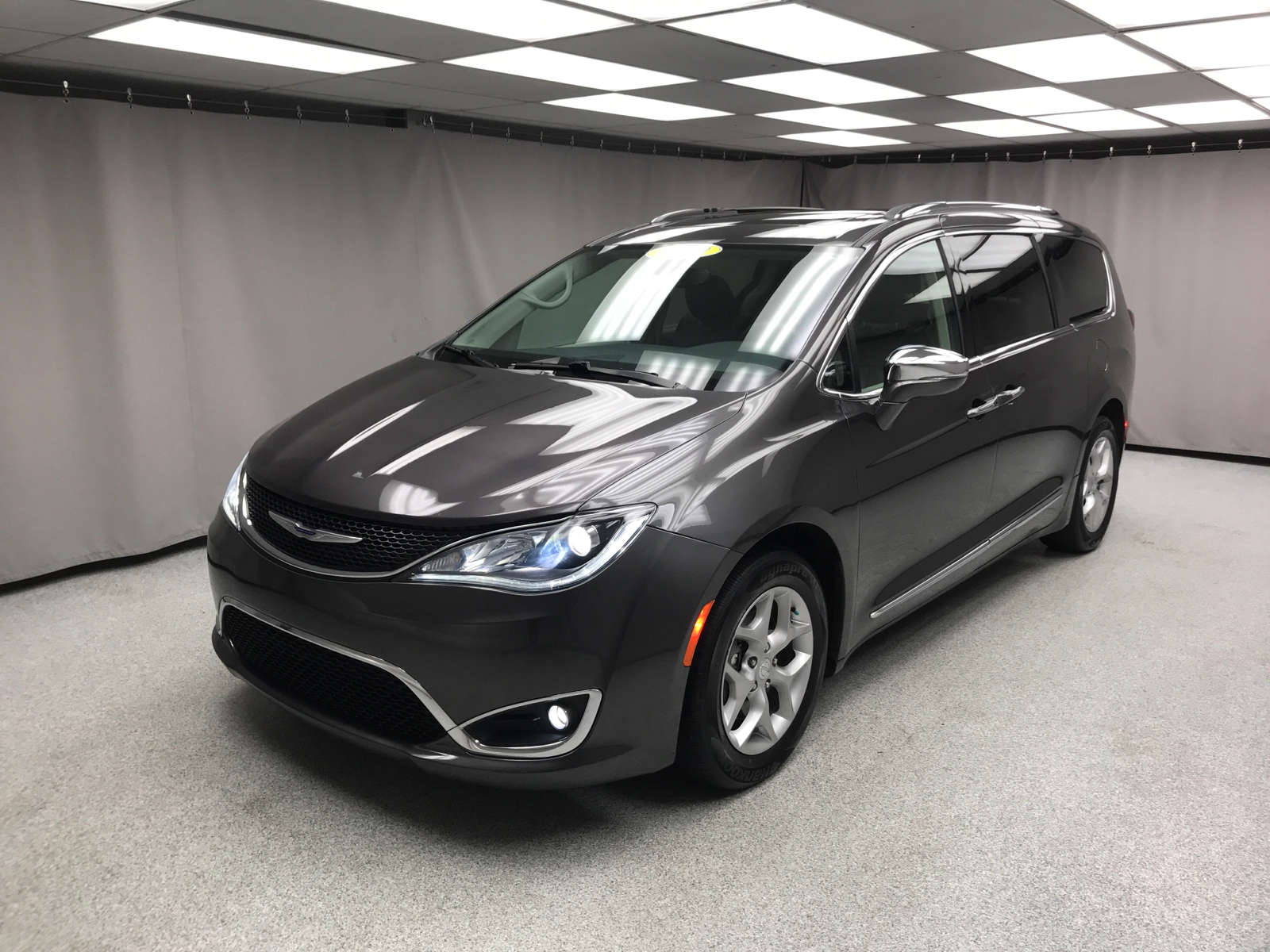 2019 Chrysler Pacifica Limited 1