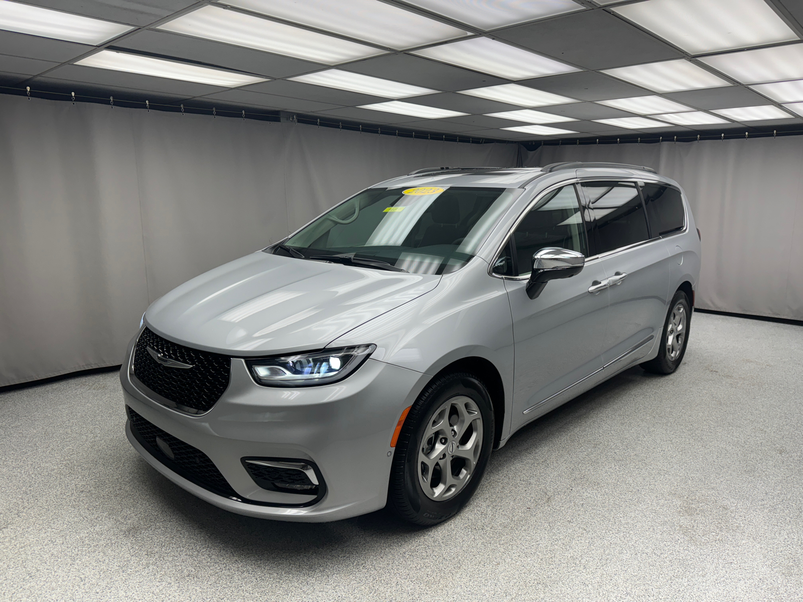 2023 Chrysler Pacifica Limited 1