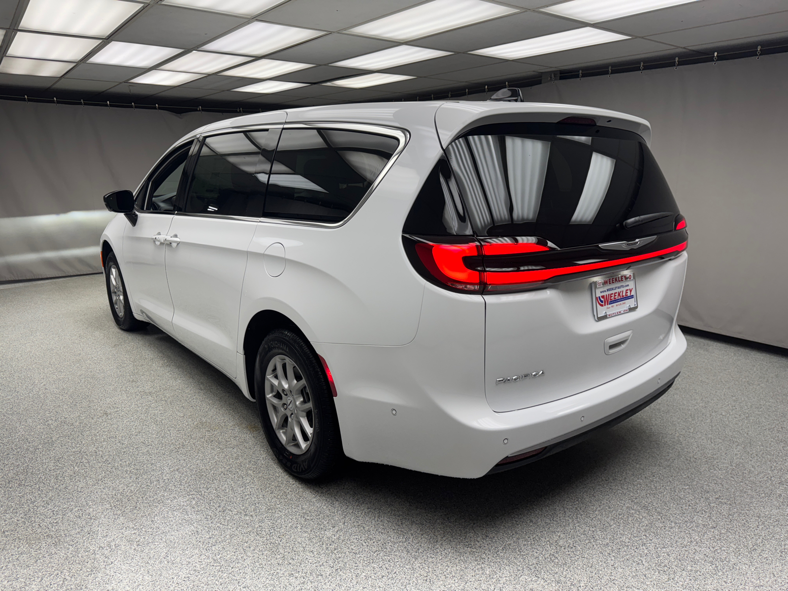 2025 Chrysler Pacifica Select 2