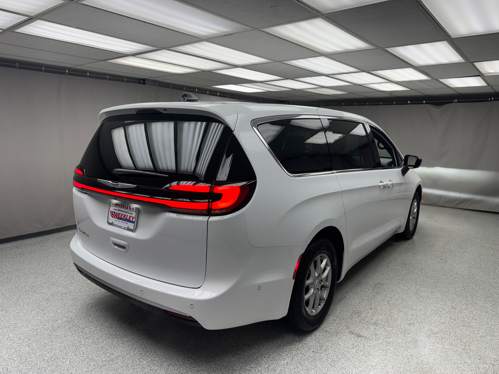 2025 Chrysler Pacifica Select 3