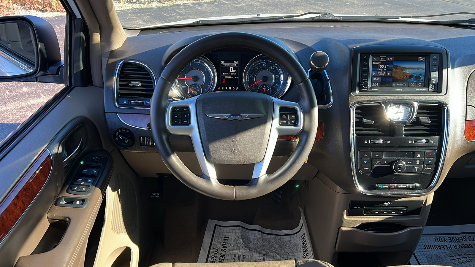 2014 Chrysler Town Country Touring-L 9