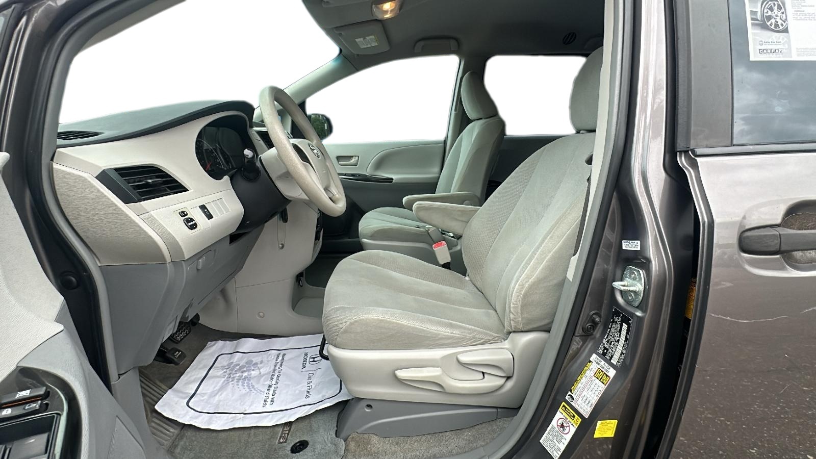 2014 Toyota Sienna L 10