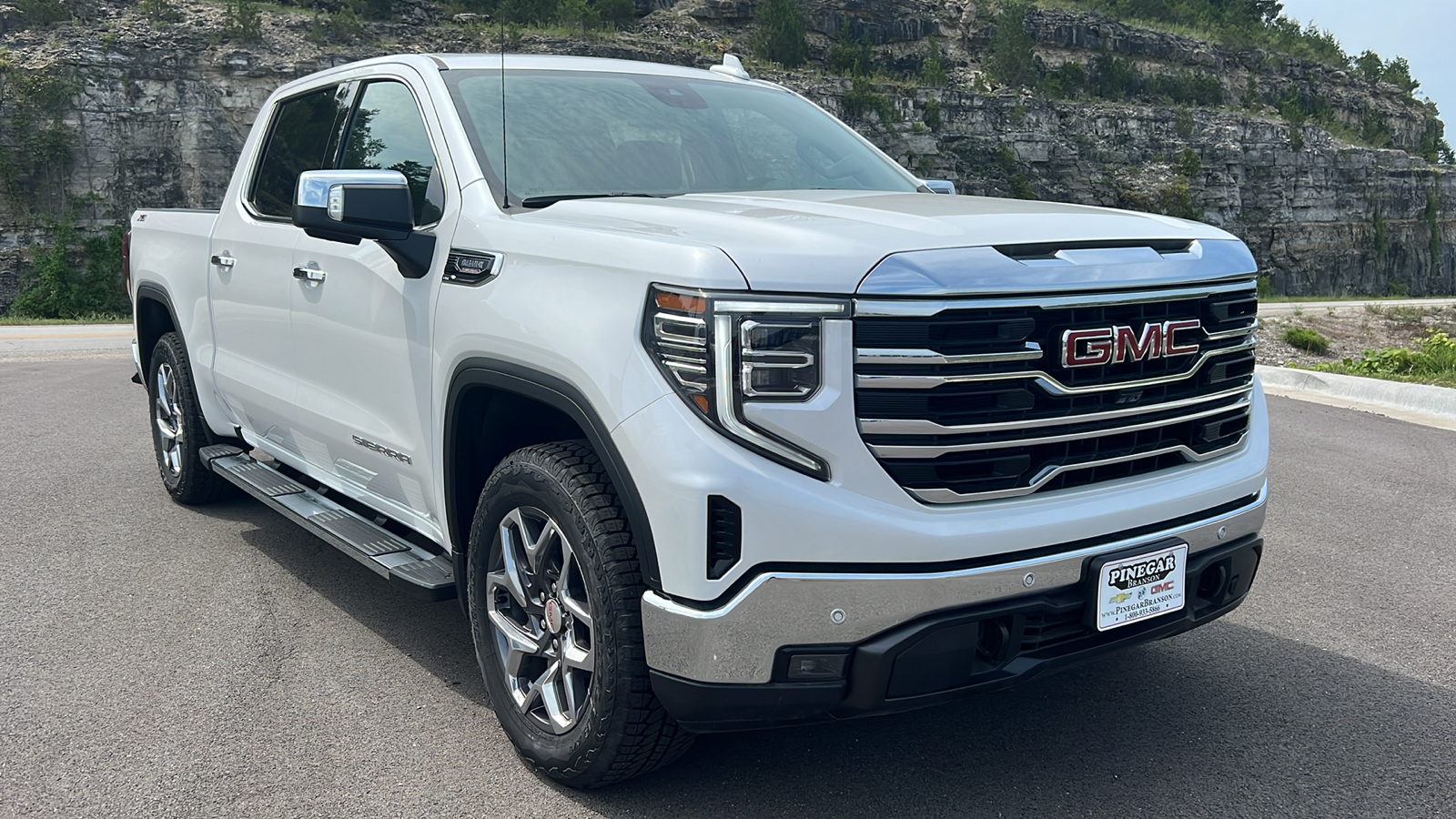 2024 GMC Sierra 1500 SLT 1