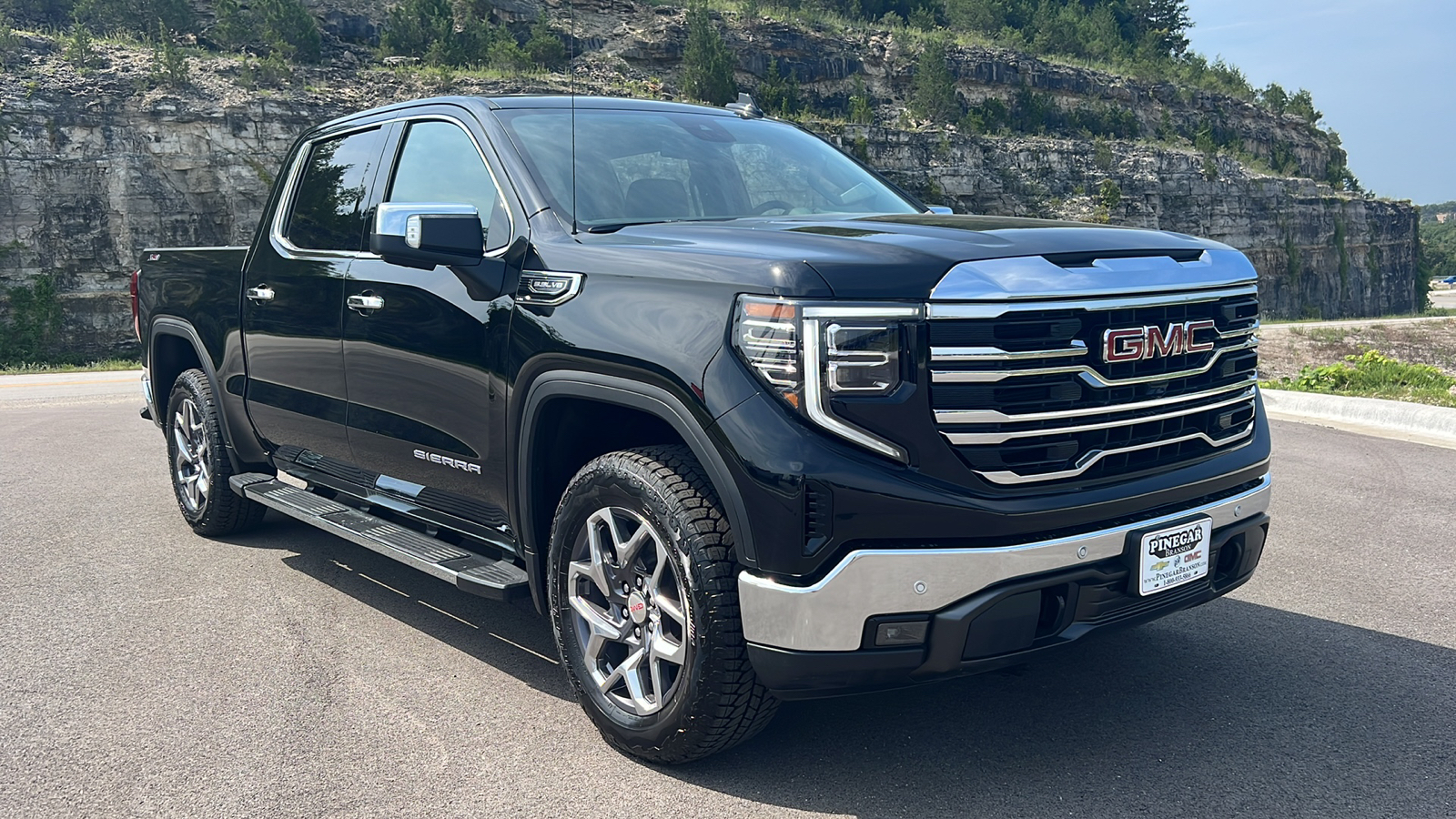 2024 GMC Sierra 1500 SLT 1