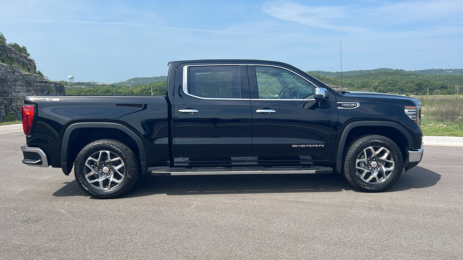 2024 GMC Sierra 1500 SLT 9