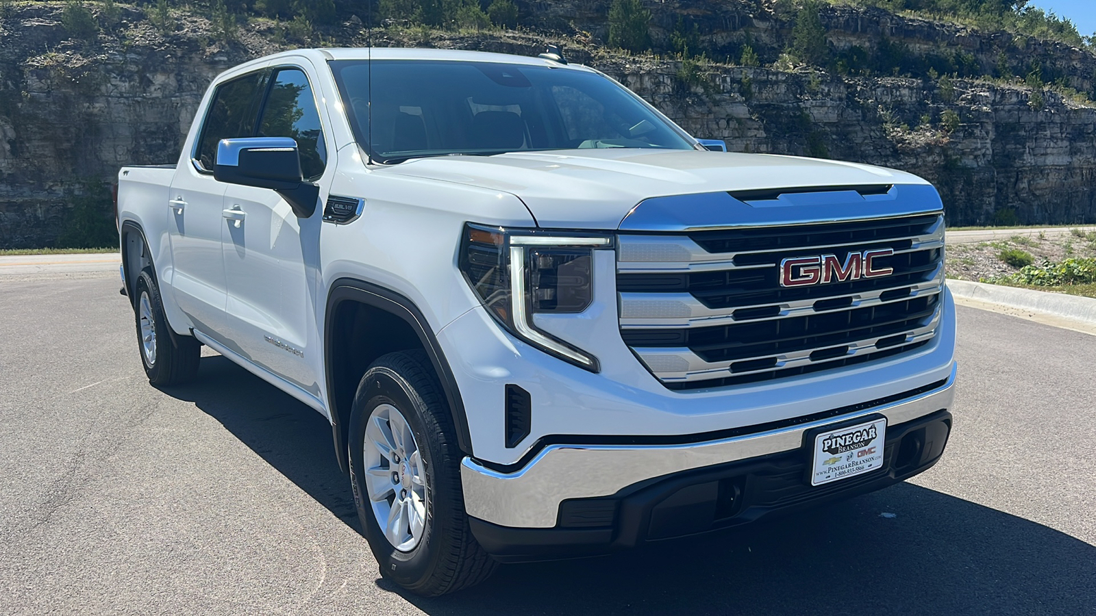 2024 GMC Sierra 1500 SLE 1