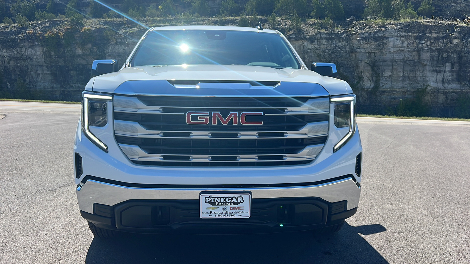 2024 GMC Sierra 1500 SLE 2