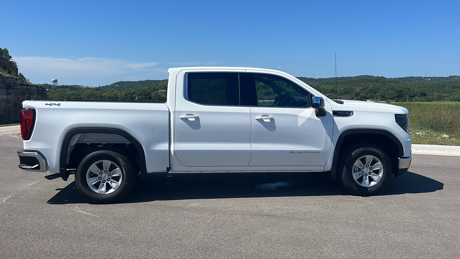 2024 GMC Sierra 1500 SLE 9