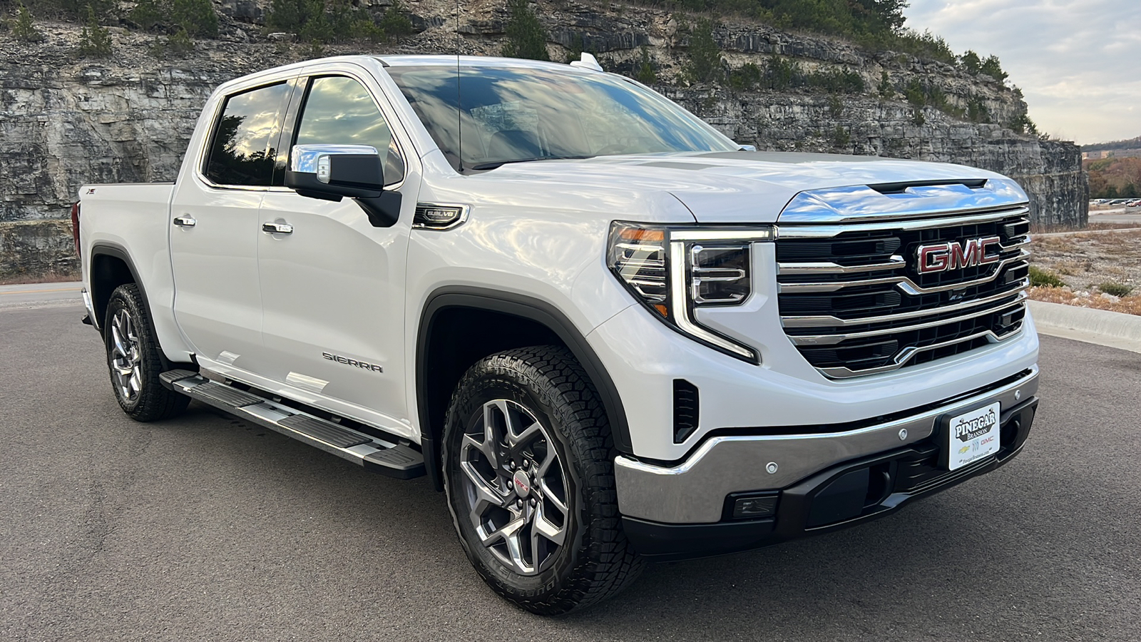 2025 GMC Sierra 1500 SLT 1