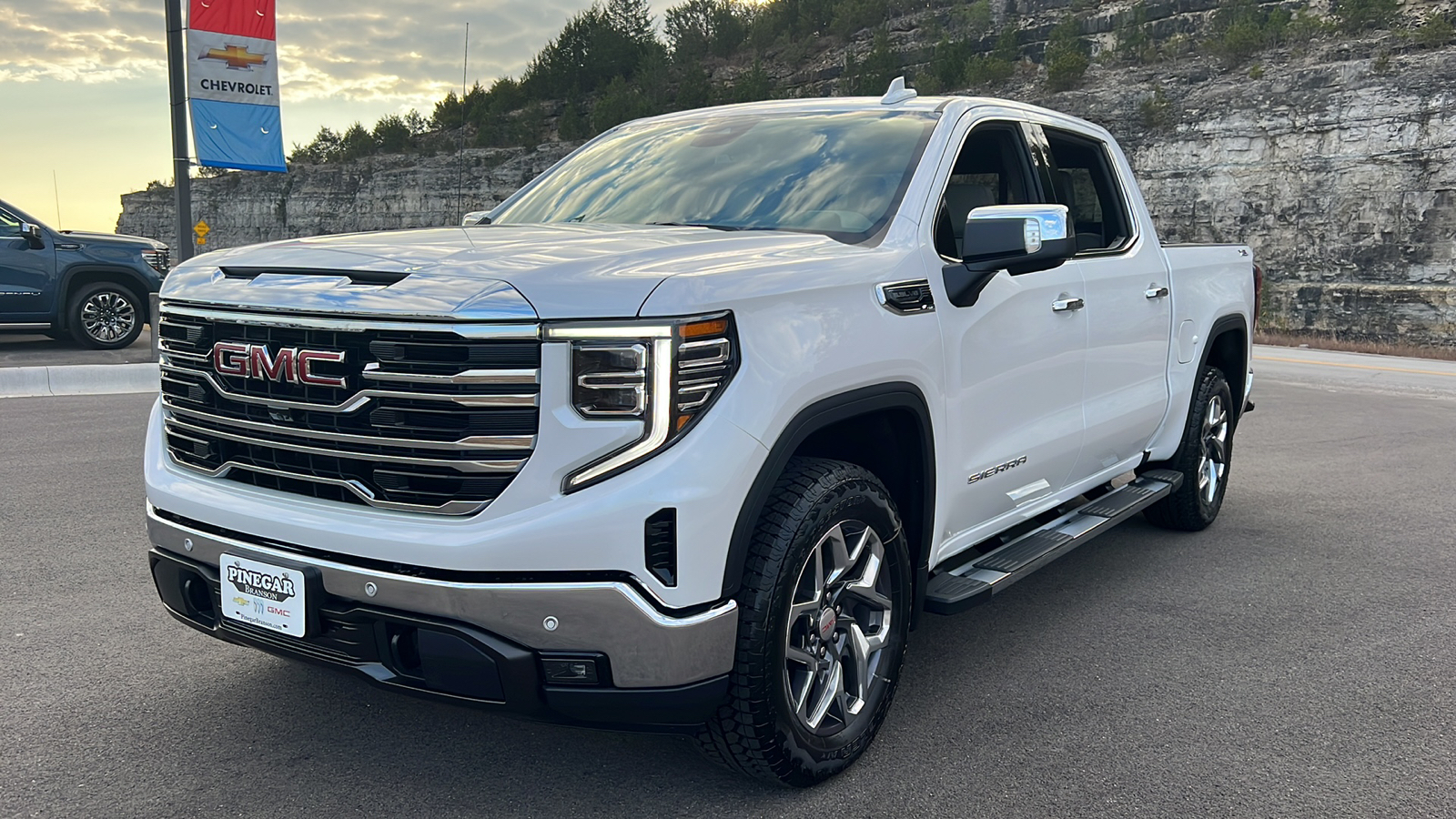 2025 GMC Sierra 1500 SLT 3