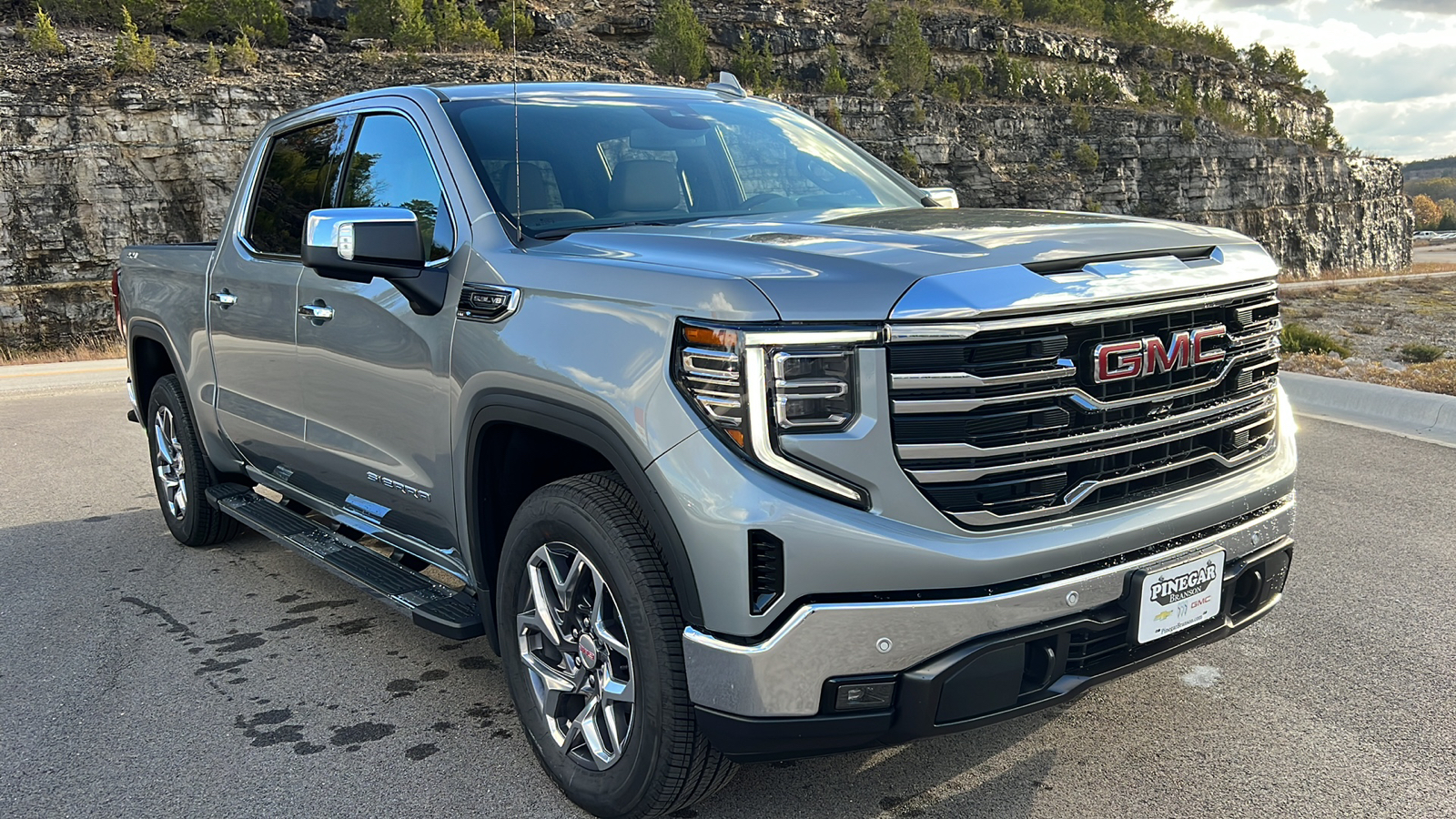 2025 GMC Sierra 1500 SLT 1