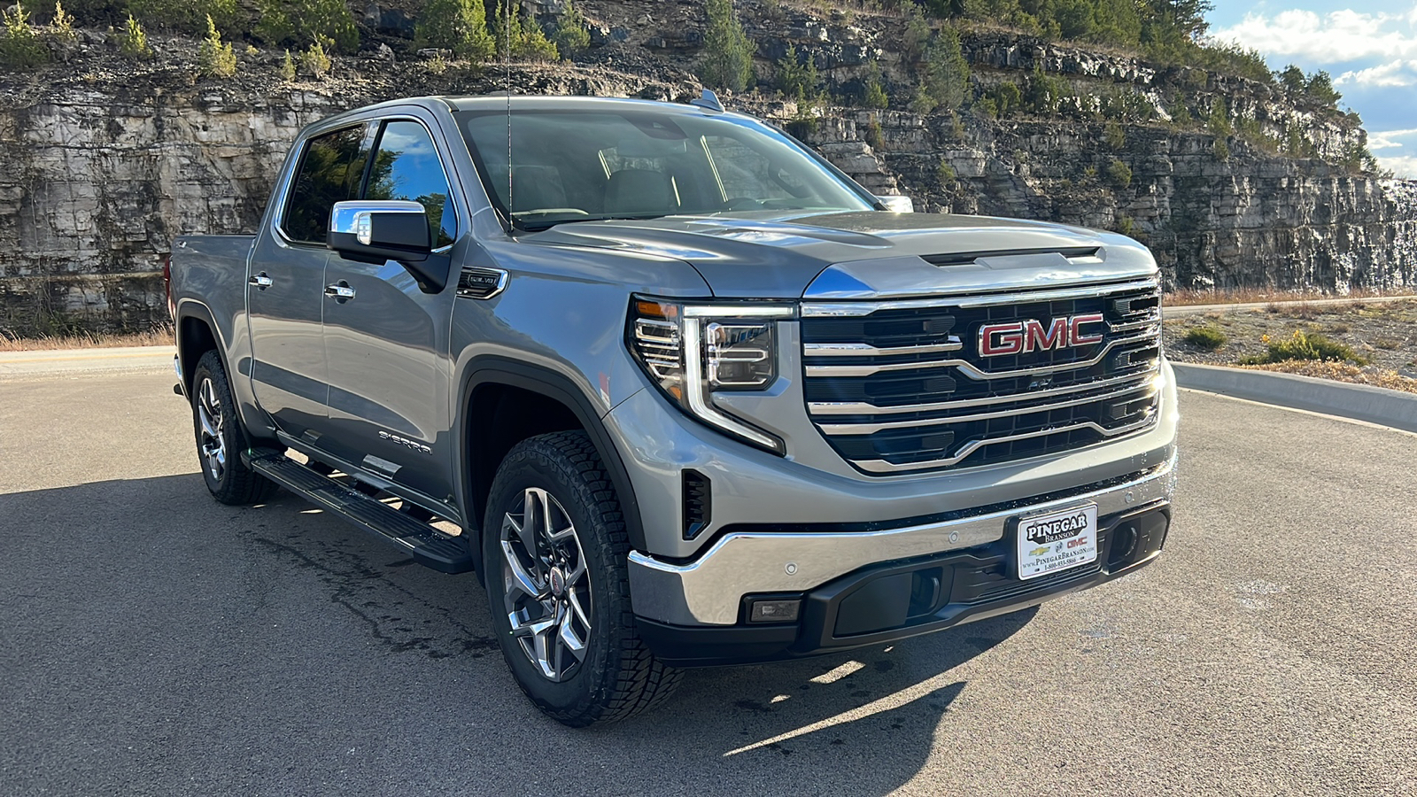 2025 GMC Sierra 1500 SLT 1