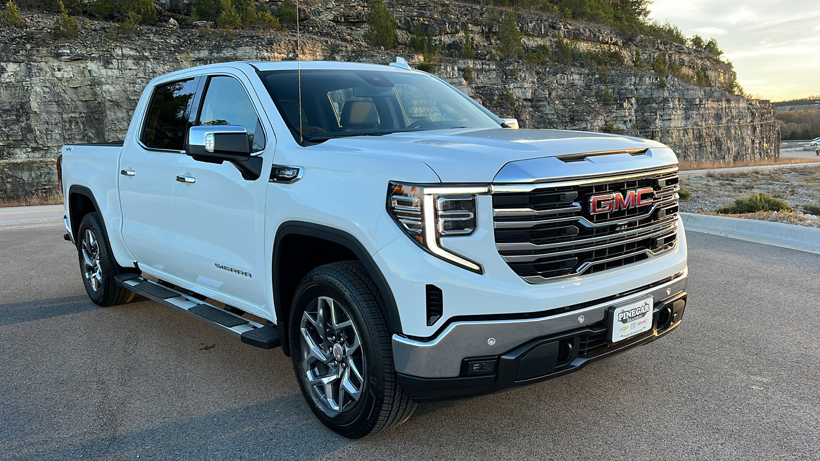 2025 GMC Sierra 1500 SLT 1