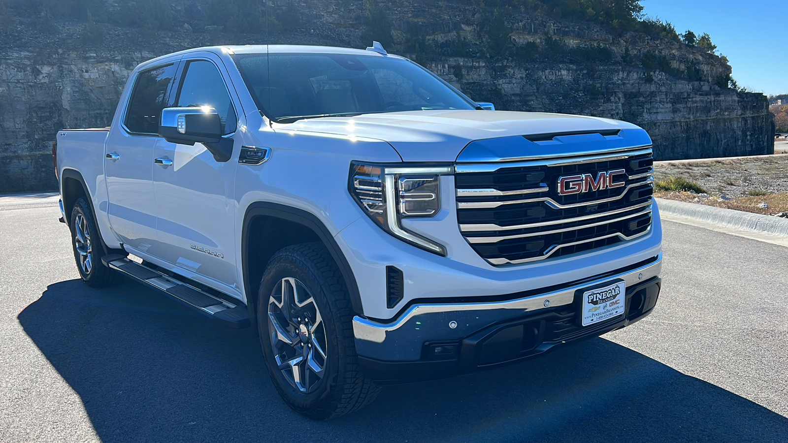 2025 GMC Sierra 1500 SLT 1