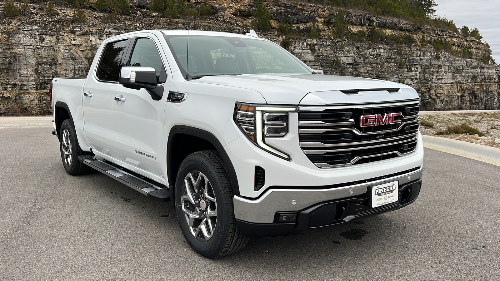 2025 GMC Sierra 1500 SLT 1