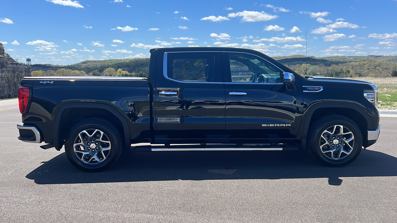 2023 GMC Sierra 1500 SLT 9