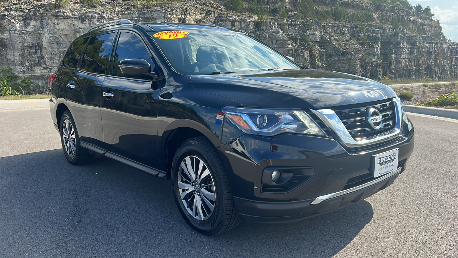 2019 Nissan Pathfinder SV 1