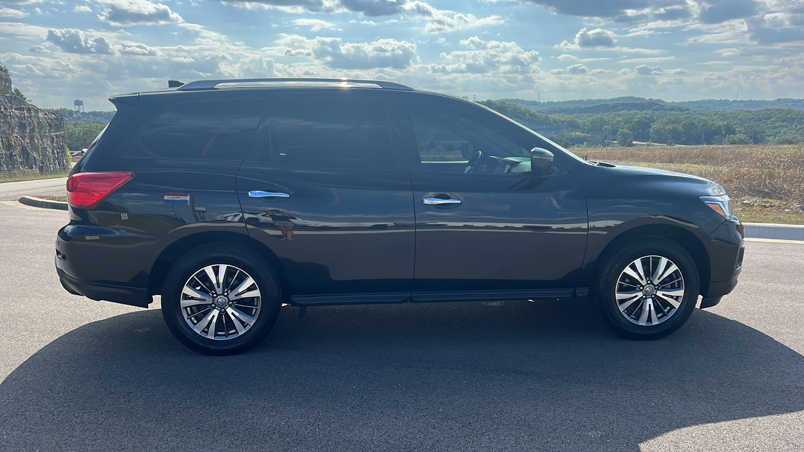 2019 Nissan Pathfinder SV 9