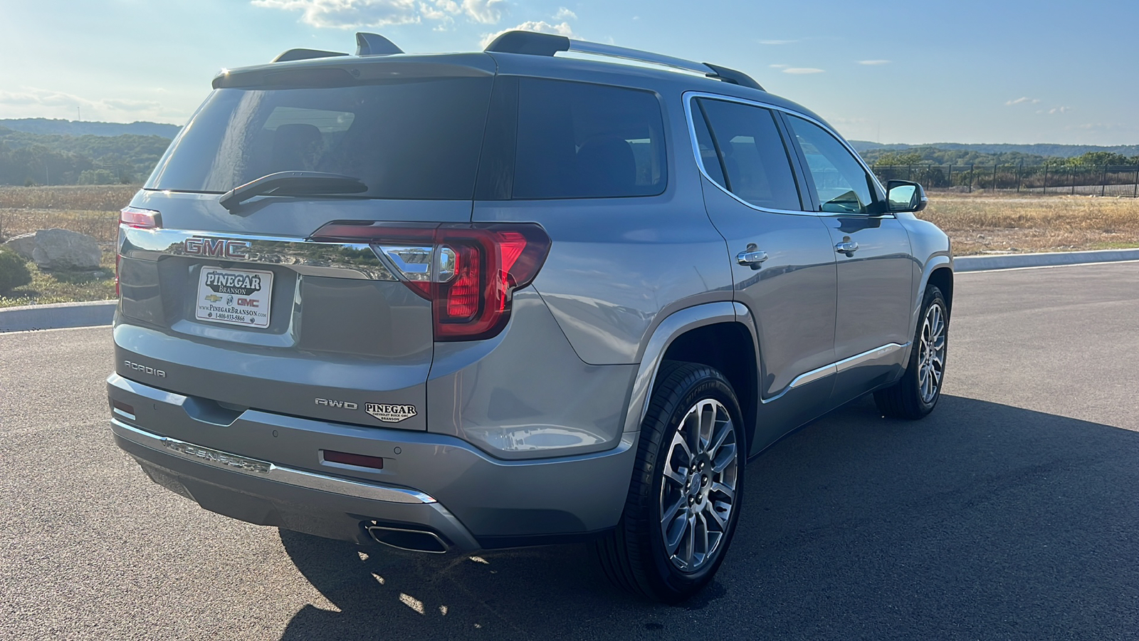 2023 GMC Acadia Denali 8