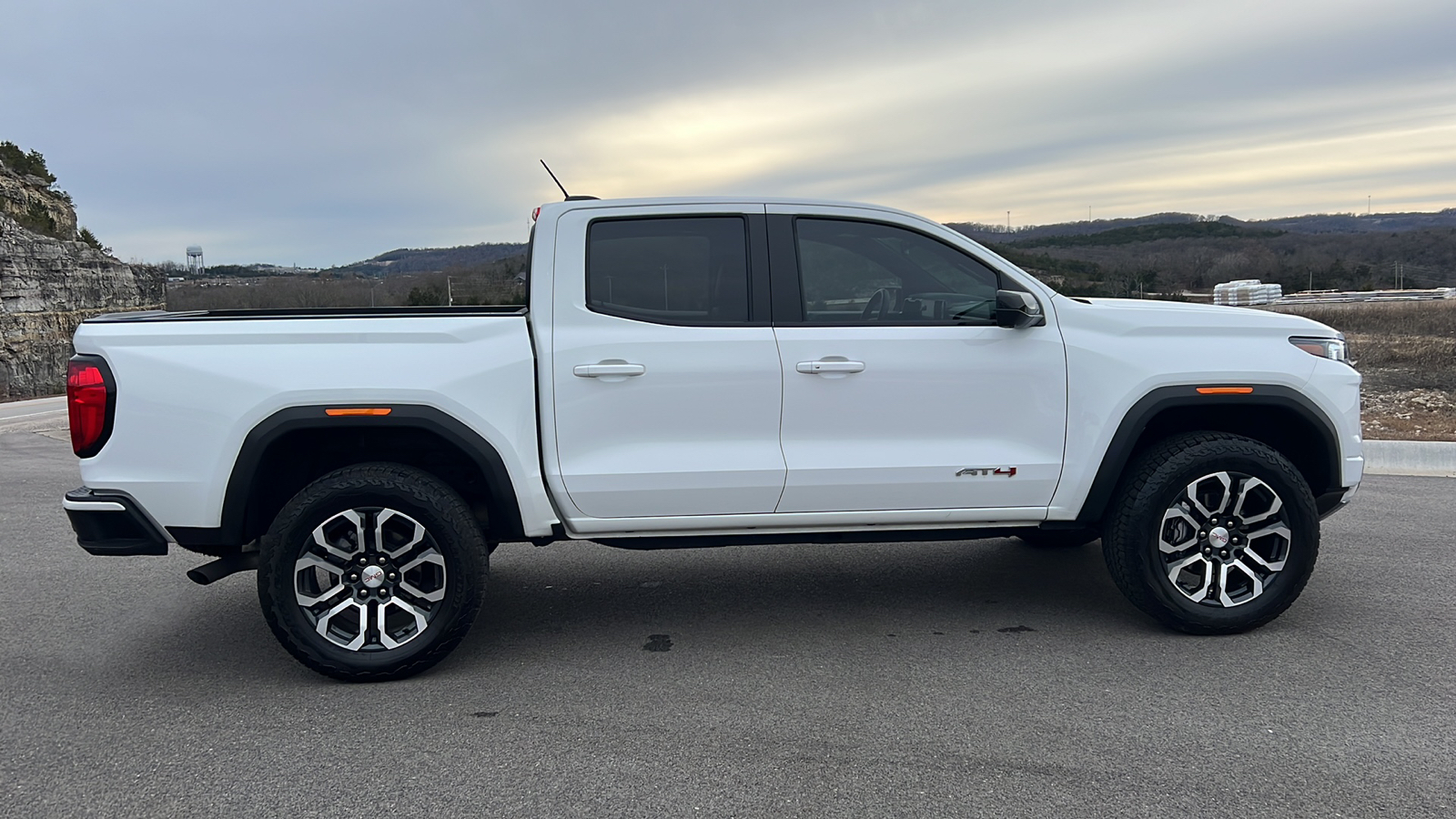 2023 GMC Canyon 4WD AT4 9