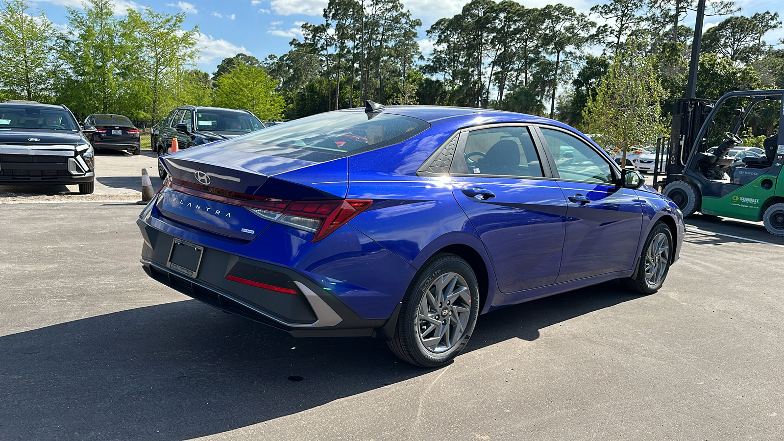 2024 Hyundai Elantra Hybrid Blue 7