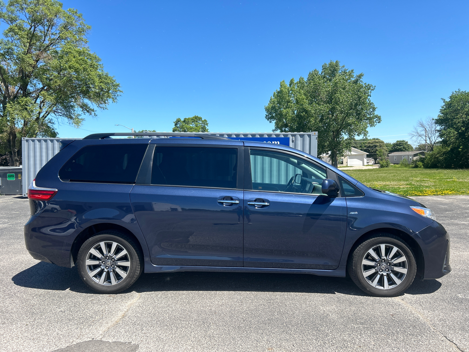 2020 Toyota Sienna XLE 3