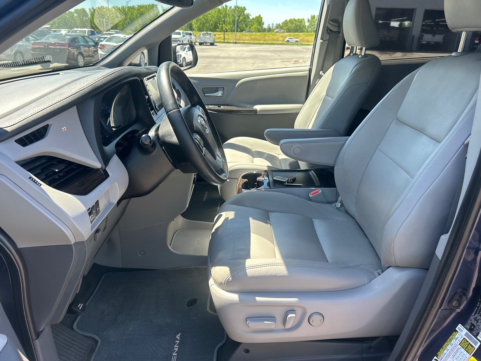 2020 Toyota Sienna XLE 12