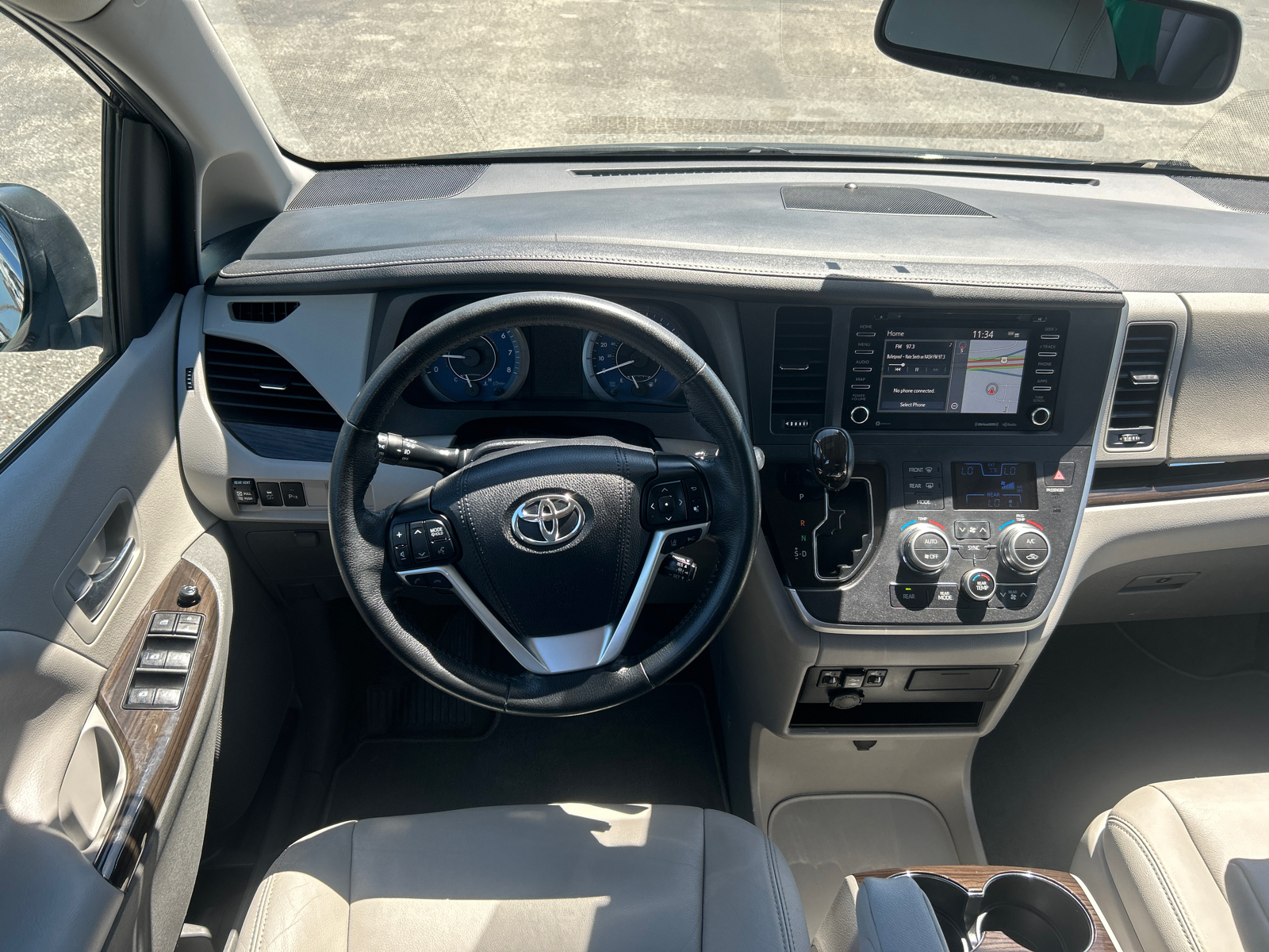 2020 Toyota Sienna XLE 19