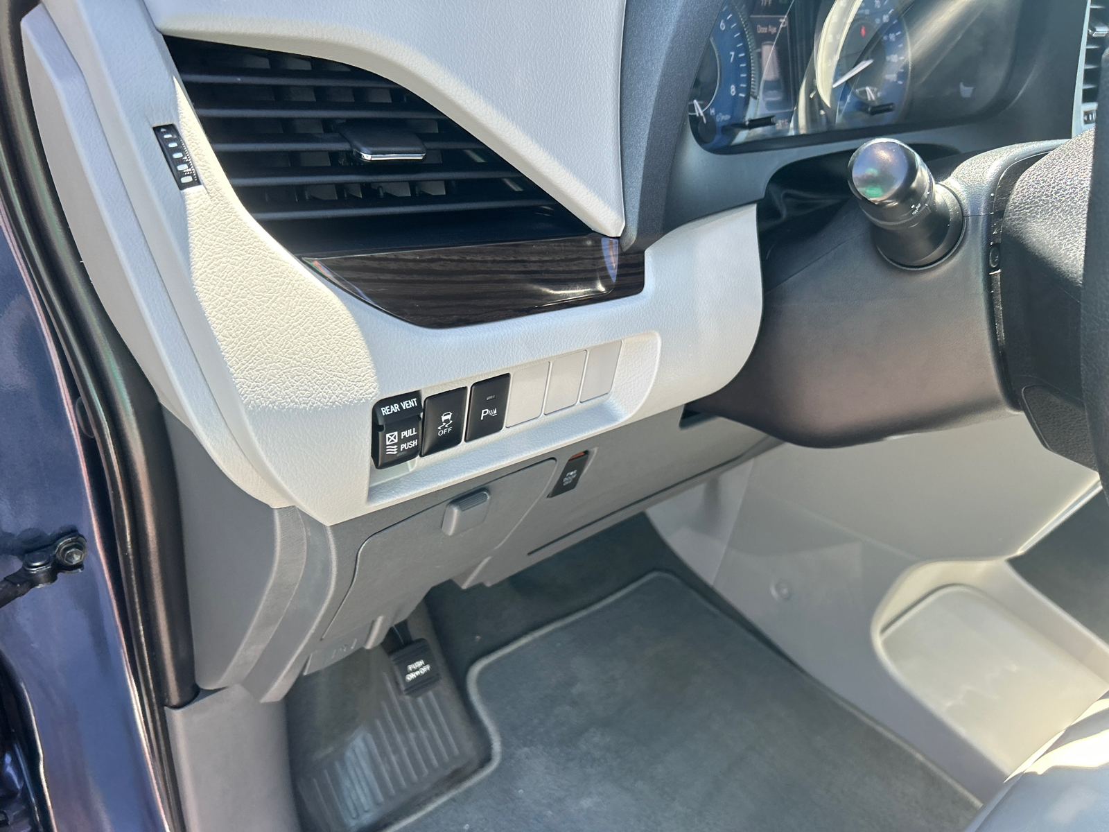 2020 Toyota Sienna XLE 26