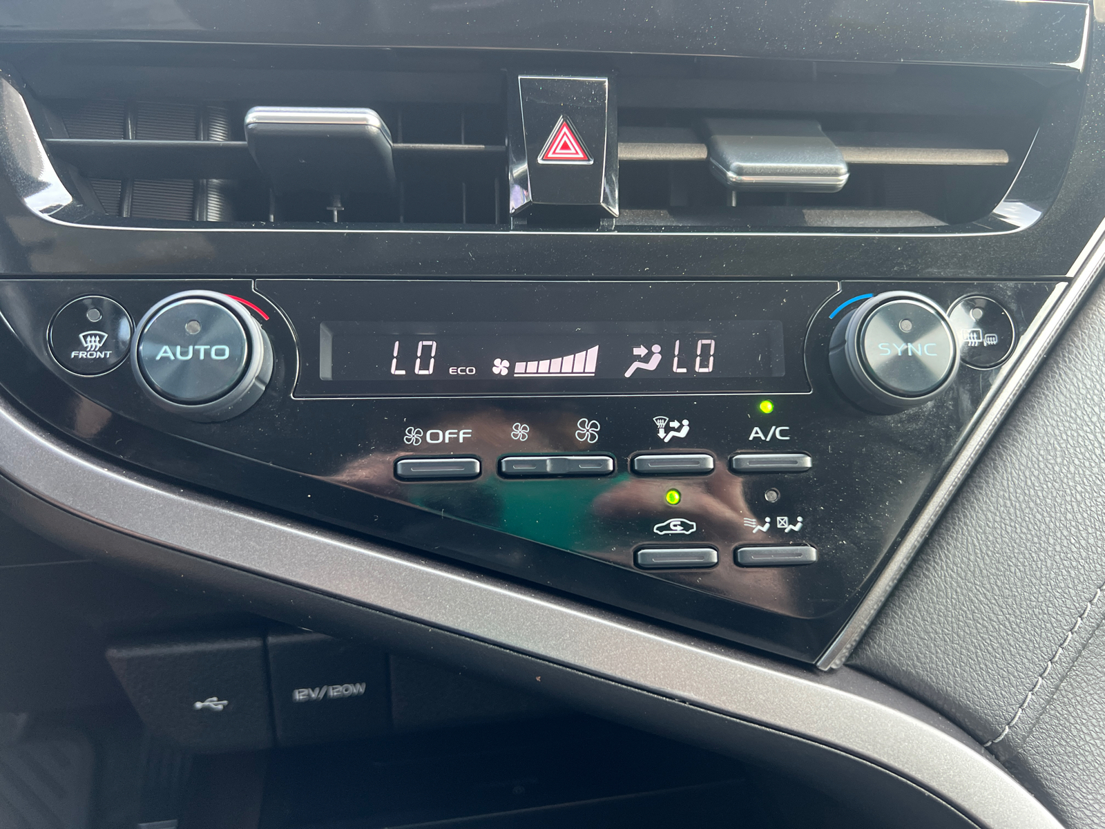 2021 Toyota Camry Hybrid XSE 27