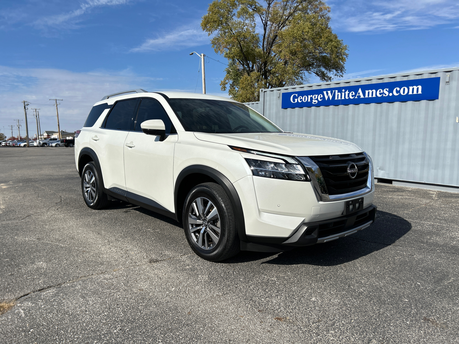 2023 Nissan Pathfinder SL 1