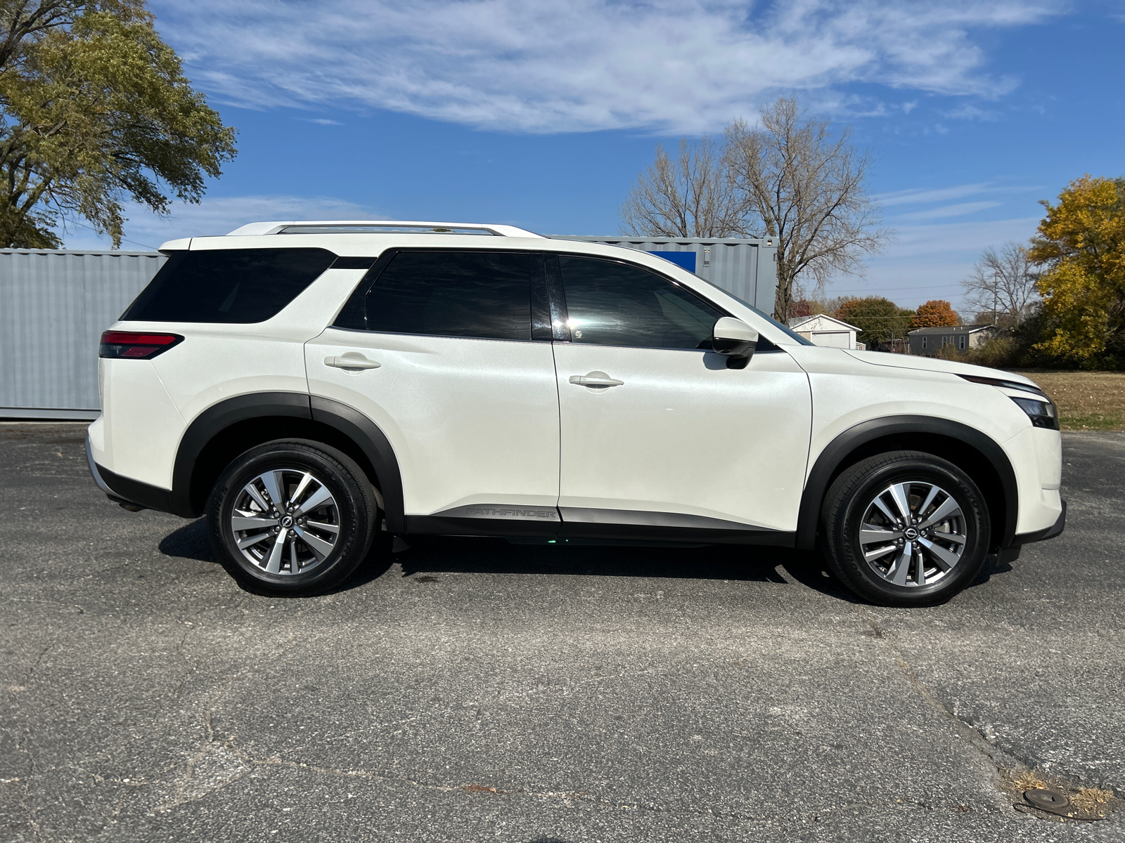 2023 Nissan Pathfinder SL 3