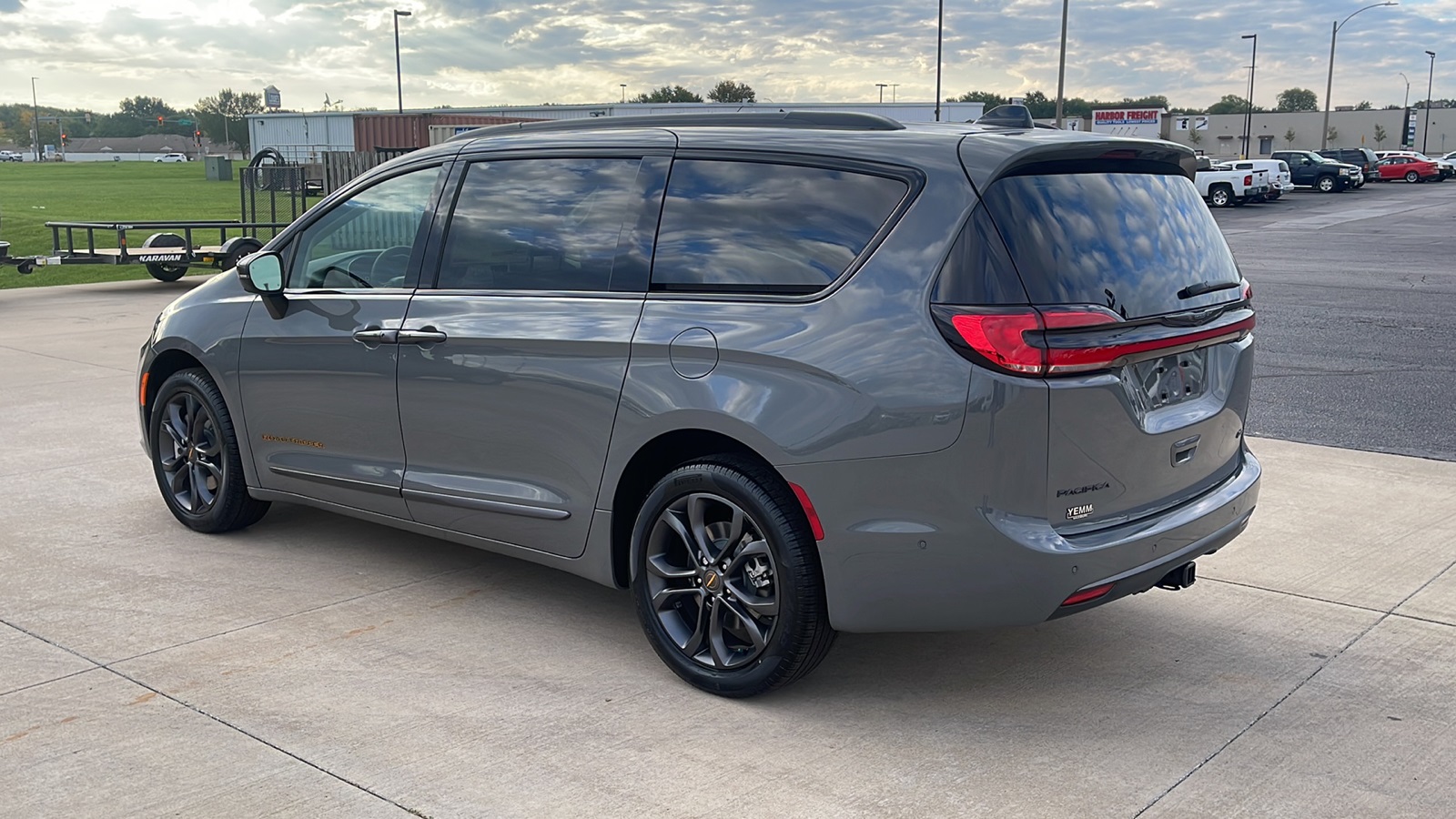 2023 Chrysler Pacifica Touring L 6