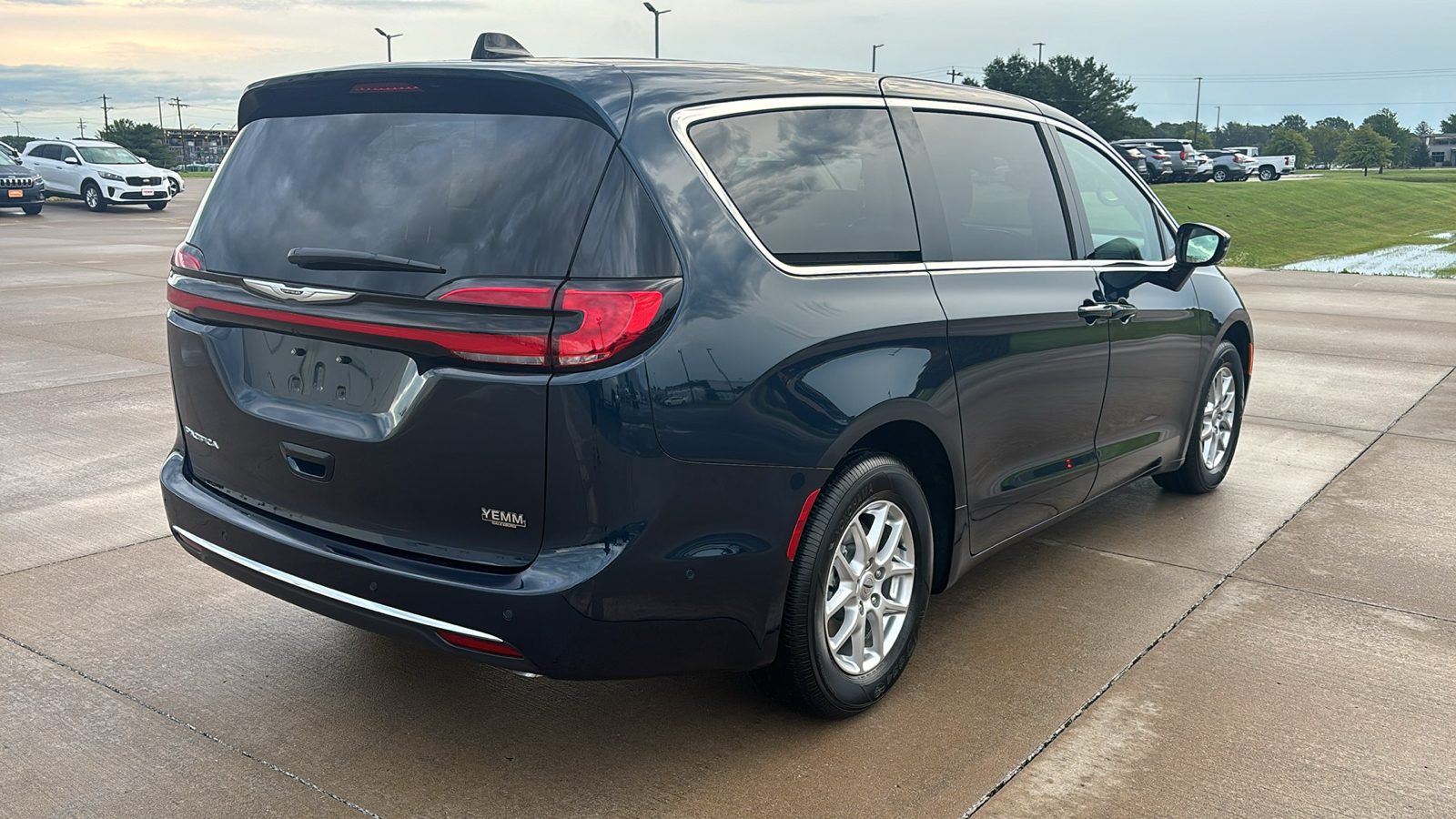 2024 Chrysler Pacifica Touring L 8