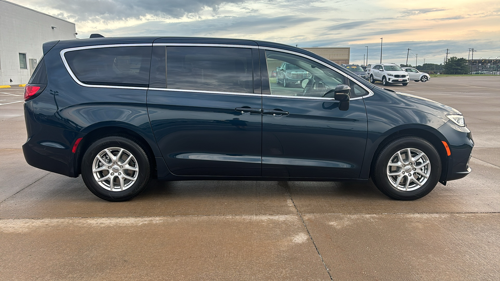 2024 Chrysler Pacifica Touring L 9