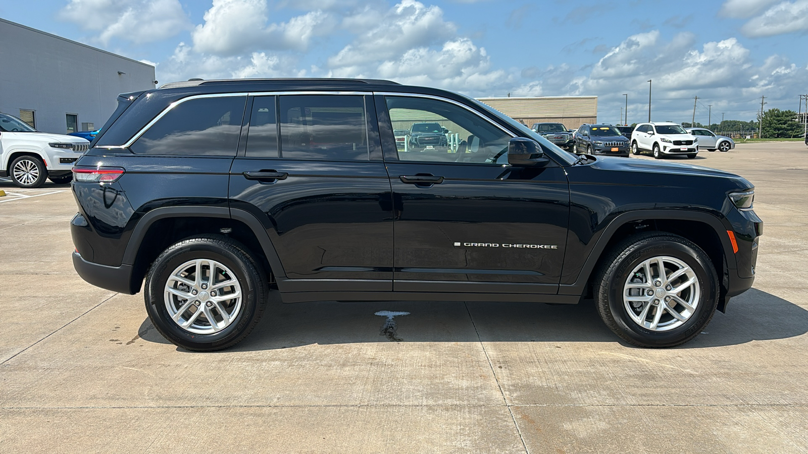 2024 Jeep Grand Cherokee Laredo 9