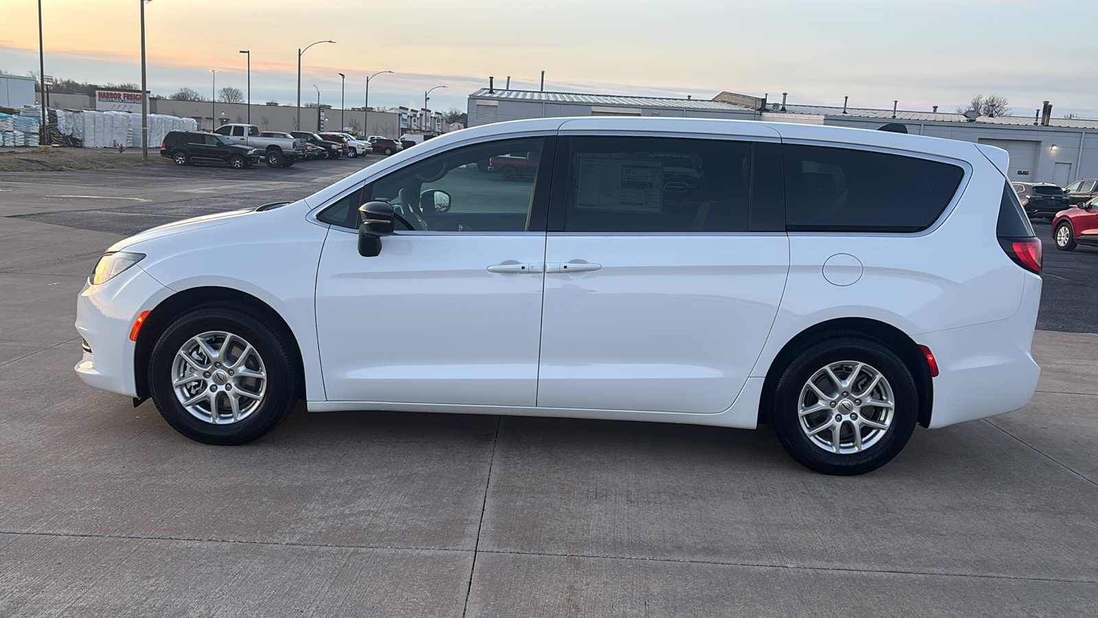 2025 Chrysler Voyager LX 5