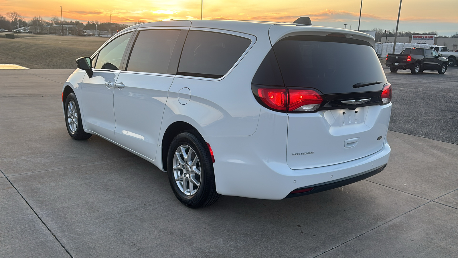 2025 Chrysler Voyager LX 6