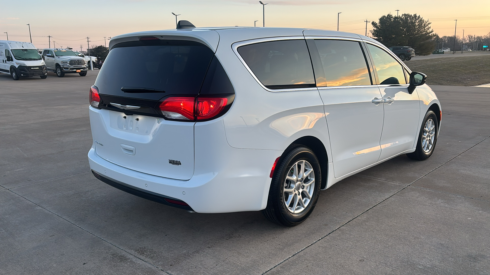 2025 Chrysler Voyager LX 8